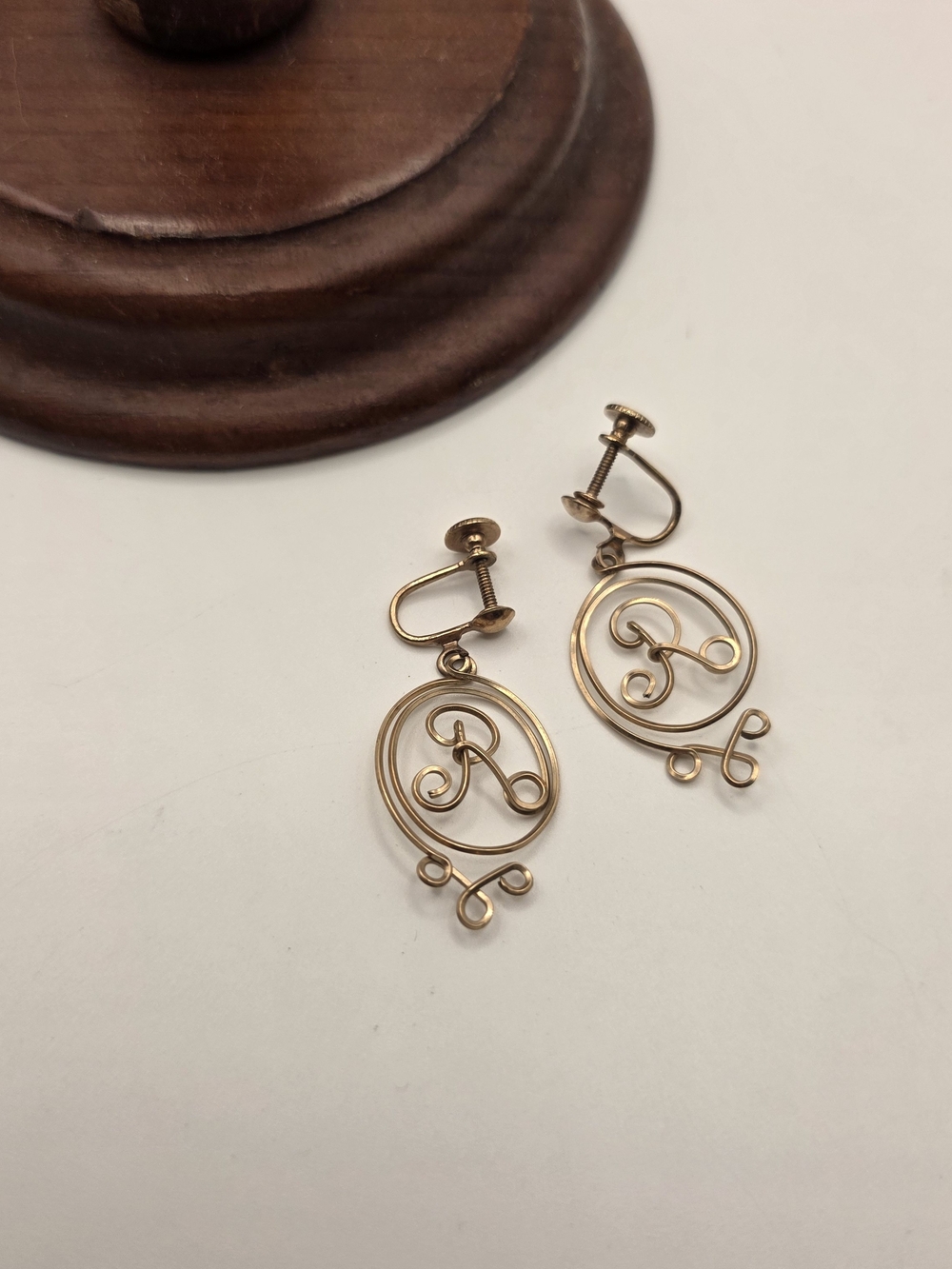 VTG Gold-Toned Wire "R" Monogram Screw Back Dangle Earrings 1.5"